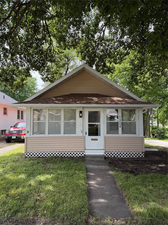 1204 Clinton Avenue, Des Moines, IA 50313