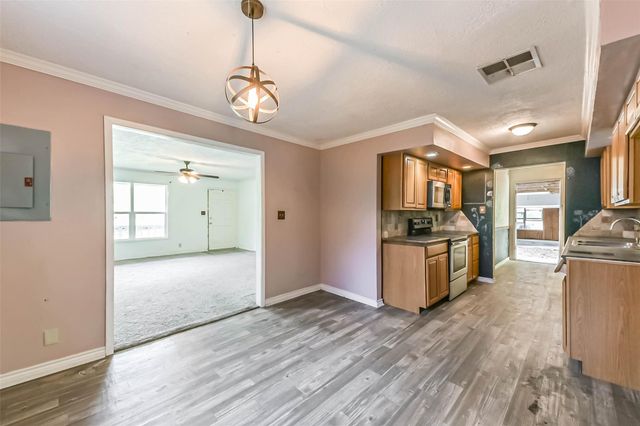 131 County Rd 3201, Cleveland, TX 77327