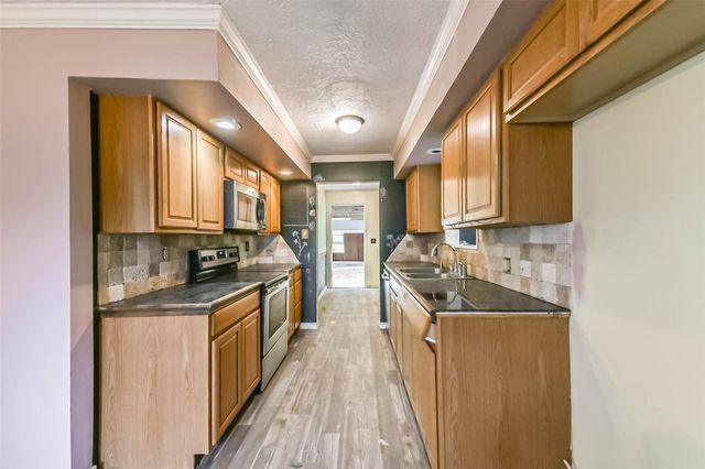 131 County Rd 3201, Cleveland, TX 77327