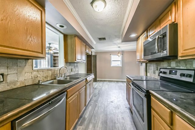 131 County Rd 3201, Cleveland, TX 77327