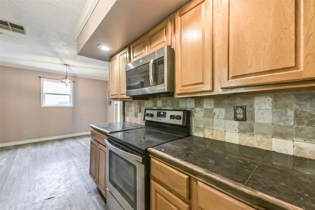 131 County Rd 3201, Cleveland, TX 77327