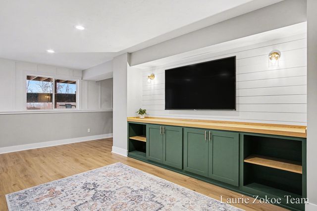 671 Leonard Street Nw, Tallmadge Twp, MI 49534