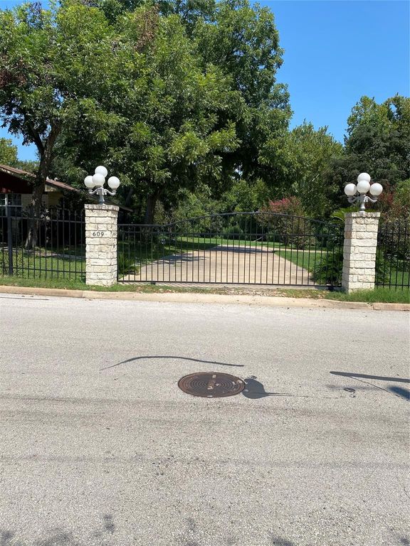 609 Kerr Street, Brenham, TX 77833