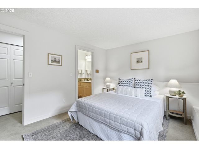 5403 Sw VACUNA St, Portland, OR 97219