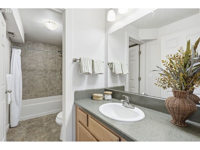 5403 Sw VACUNA St, Portland, OR 97219