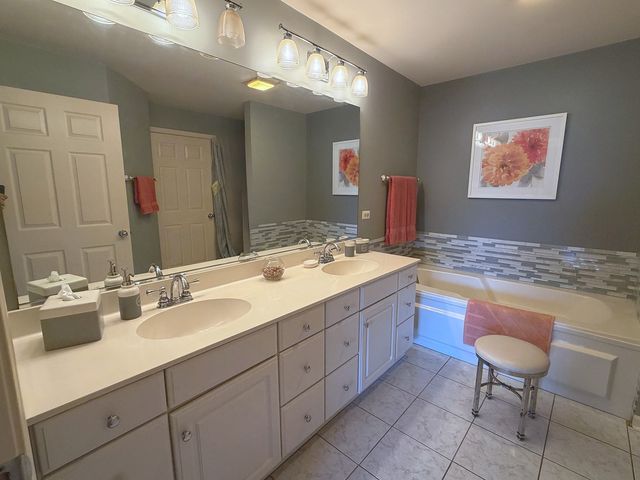 1150 Hawthorne Lane 1150, Elk Grove Village, IL 60007