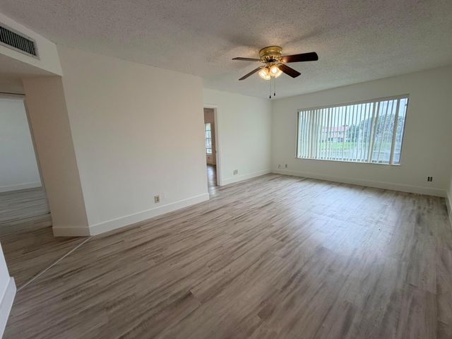 918 TWIN LAKES Drive 8-M, Coral Springs, FL 33071