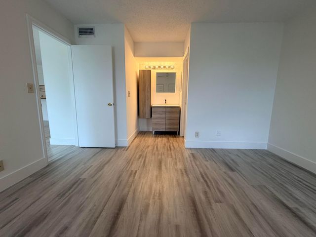 918 TWIN LAKES Drive 8-M, Coral Springs, FL 33071