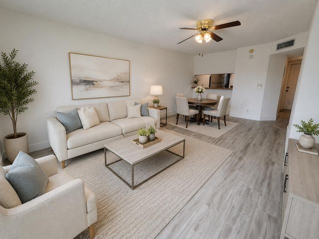 918 TWIN LAKES Drive 8-M, Coral Springs, FL 33071