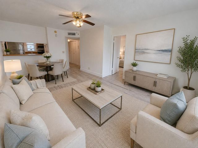 918 TWIN LAKES Drive 8-M, Coral Springs, FL 33071