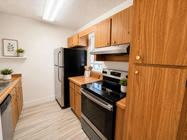 918 TWIN LAKES Drive 8-M, Coral Springs, FL 33071