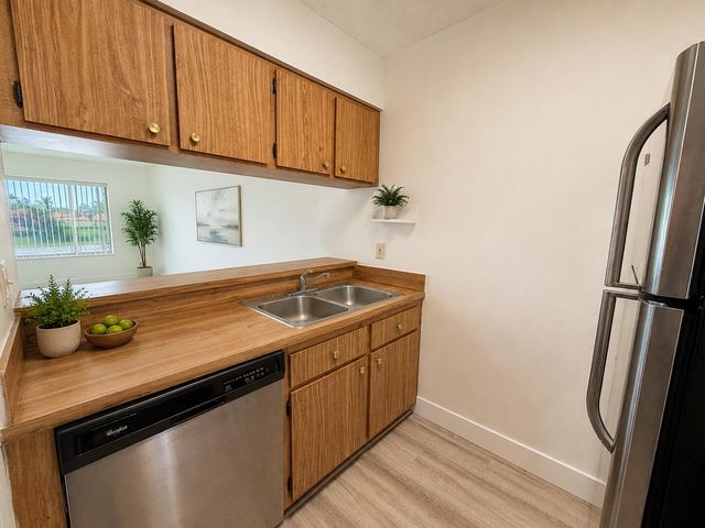 918 TWIN LAKES Drive 8-M, Coral Springs, FL 33071