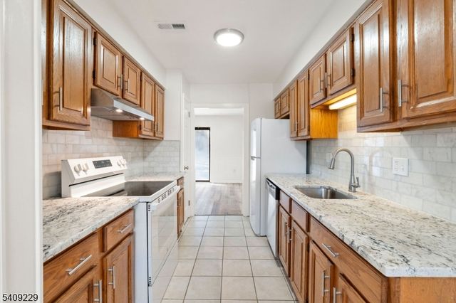 127 Hampton Ct, Franklin Twp., NJ 08873