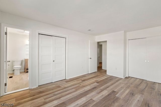 127 Hampton Ct, Franklin Twp., NJ 08873