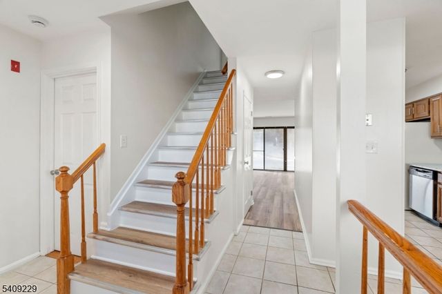 127 Hampton Ct, Franklin Twp., NJ 08873