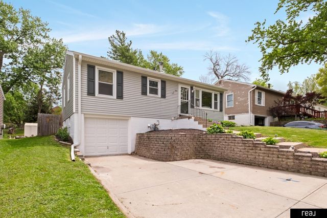 305 Hillcrest Drive, Plattsmouth, NE 68048