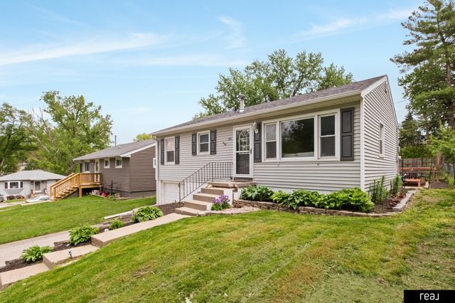 305 Hillcrest Drive, Plattsmouth, NE 68048