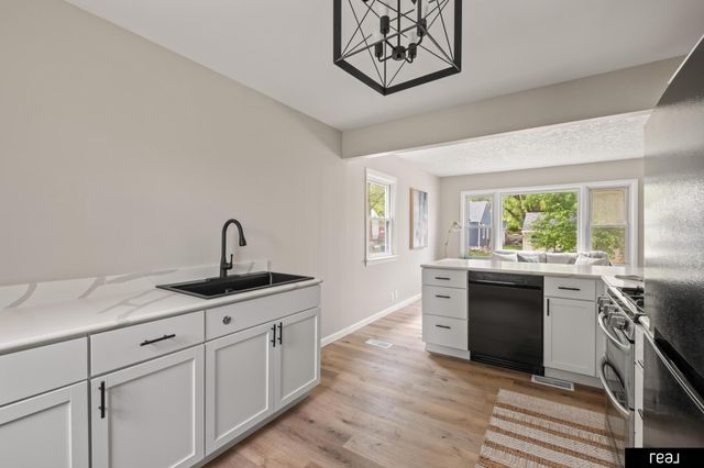 305 Hillcrest Drive, Plattsmouth, NE 68048