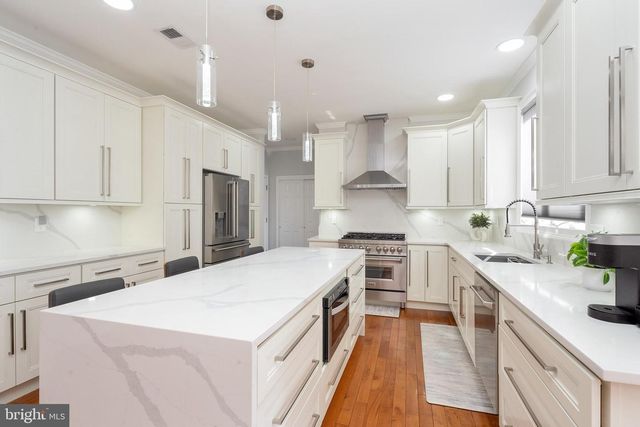 6 LAWRENCE CT, Monroe Township, NJ 08831