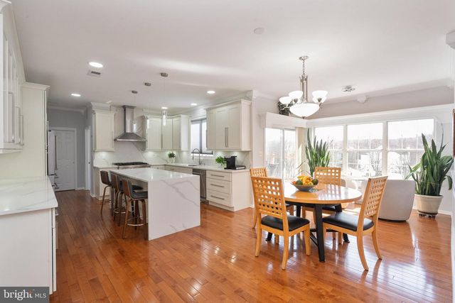 6 LAWRENCE CT, Monroe Township, NJ 08831