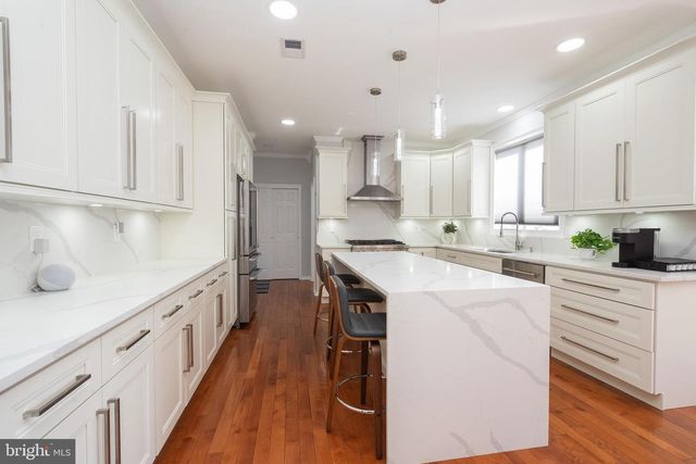 6 LAWRENCE CT, Monroe Township, NJ 08831
