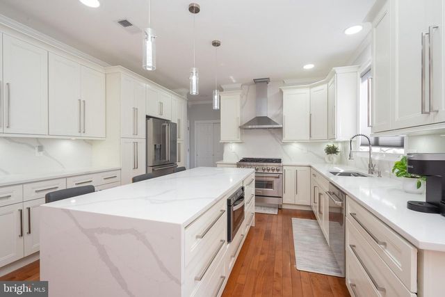 6 LAWRENCE CT, Monroe Township, NJ 08831