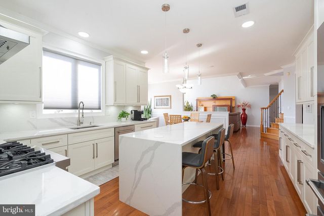 6 LAWRENCE CT, Monroe Township, NJ 08831