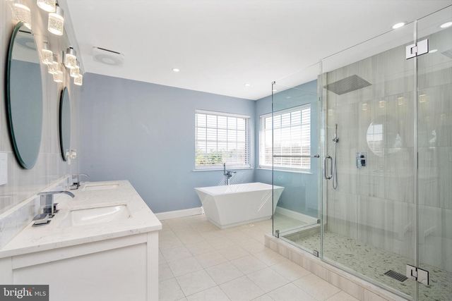 6 LAWRENCE CT, Monroe Township, NJ 08831