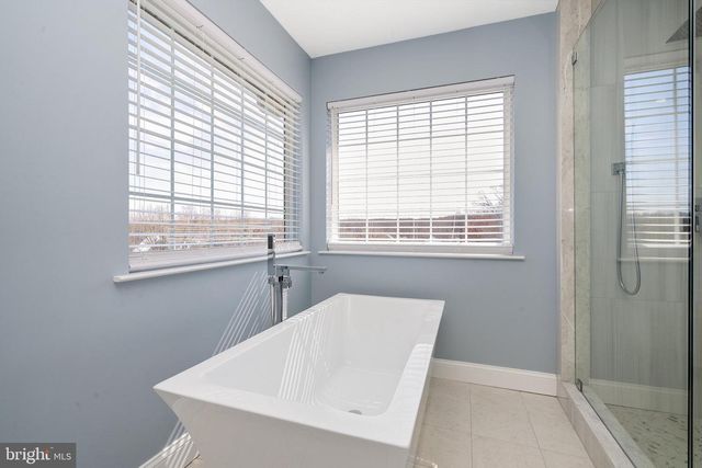 6 LAWRENCE CT, Monroe Township, NJ 08831