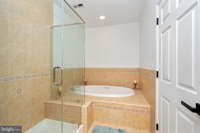 6 LAWRENCE CT, Monroe Township, NJ 08831