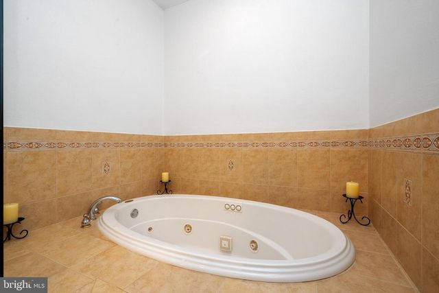 6 LAWRENCE CT, Monroe Township, NJ 08831
