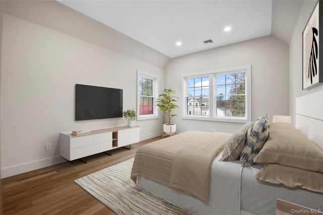 22 Franklin Avenue, Port Washington, NY 11050