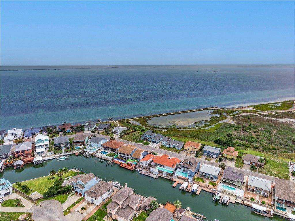 214 Bayview Dr, Aransas Pass, TX 78336 — photo 2