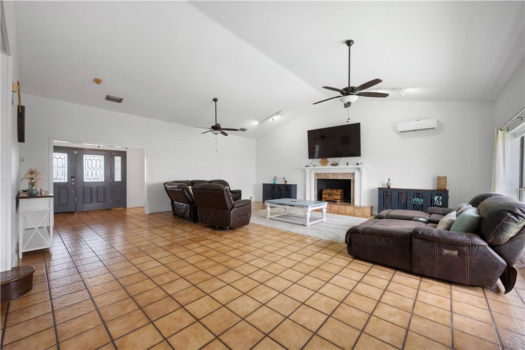 214 Bayview Dr, Aransas Pass, TX 78336 — photo 4