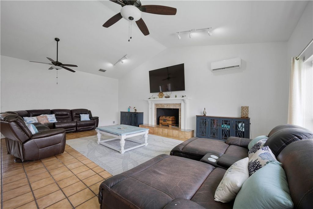 214 Bayview Dr, Aransas Pass, TX 78336 — photo 5