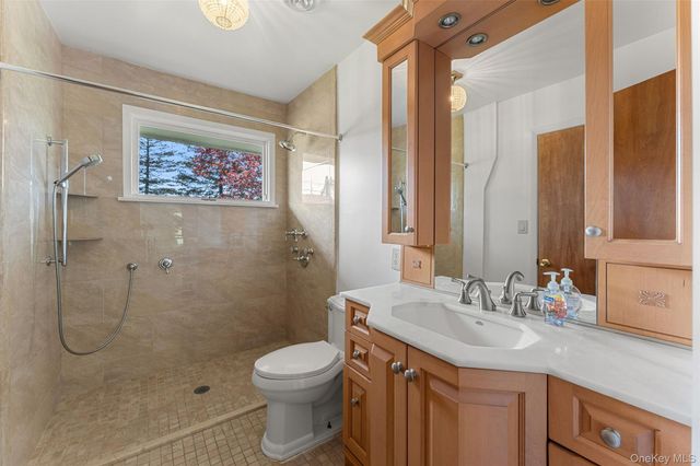 7 Parkway E, Yonkers, NY 10701