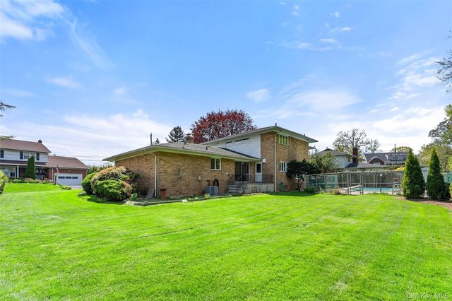 7 Parkway E, Yonkers, NY 10701