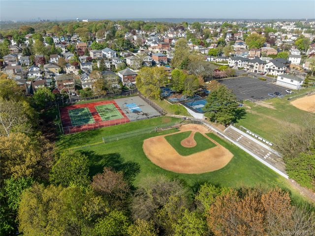 7 Parkway E, Yonkers, NY 10701