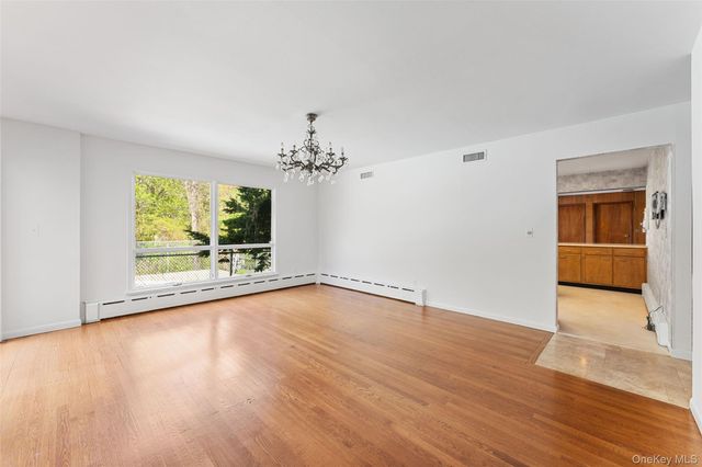 7 Parkway E, Yonkers, NY 10701