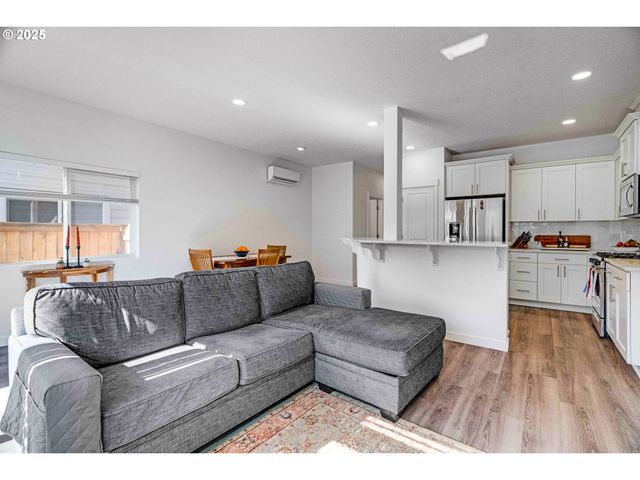 2721 S MAGNOLIA Dr, Cornelius, OR 97113