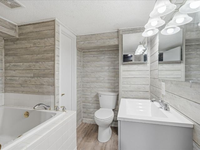 120 Green Street, Center Point, IA 52213