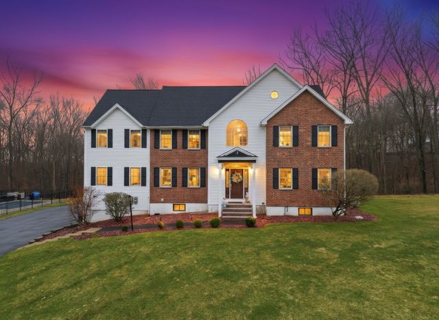 2 Hitching Post Ln, Methuen, MA 01844