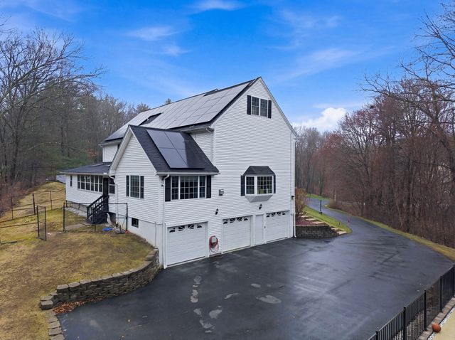2 Hitching Post Ln, Methuen, MA 01844