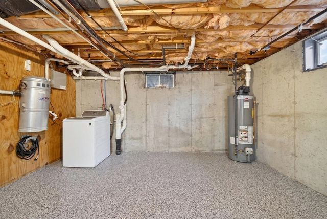 2 Hitching Post Ln, Methuen, MA 01844