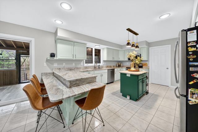 2 Hitching Post Ln, Methuen, MA 01844