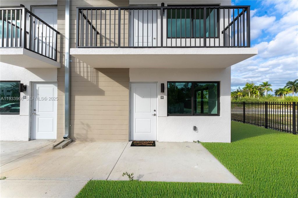 155 NW 160TH ST TH 2, North Miami Beach, FL 33169