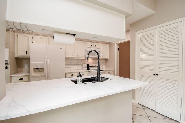 800 Country Place Drive 502, Houston, TX 77079