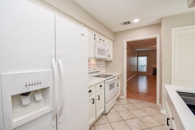800 Country Place Drive 502, Houston, TX 77079
