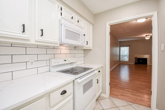 800 Country Place Drive 502, Houston, TX 77079