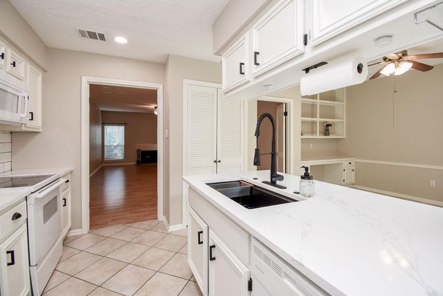 800 Country Place Drive 502, Houston, TX 77079